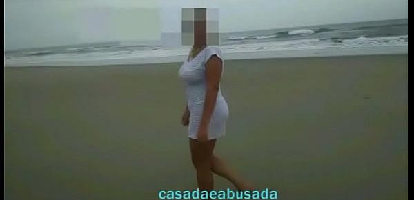  casadaeabusada sem calcinha provocando na praia